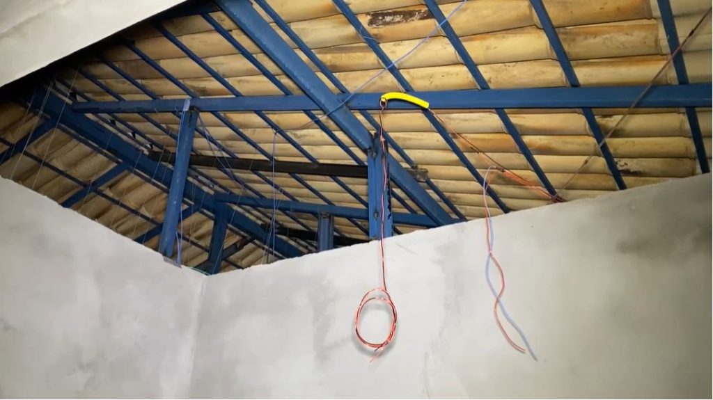 Homem tenta furtar fios de casa em construção e morre após levar choque elétrico, diz polícia