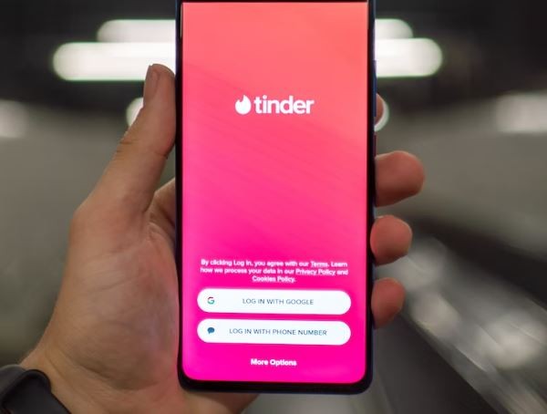Relacionamento aberto foi a principal tendência amorosa entre os brasileiros no Tinder em 2024