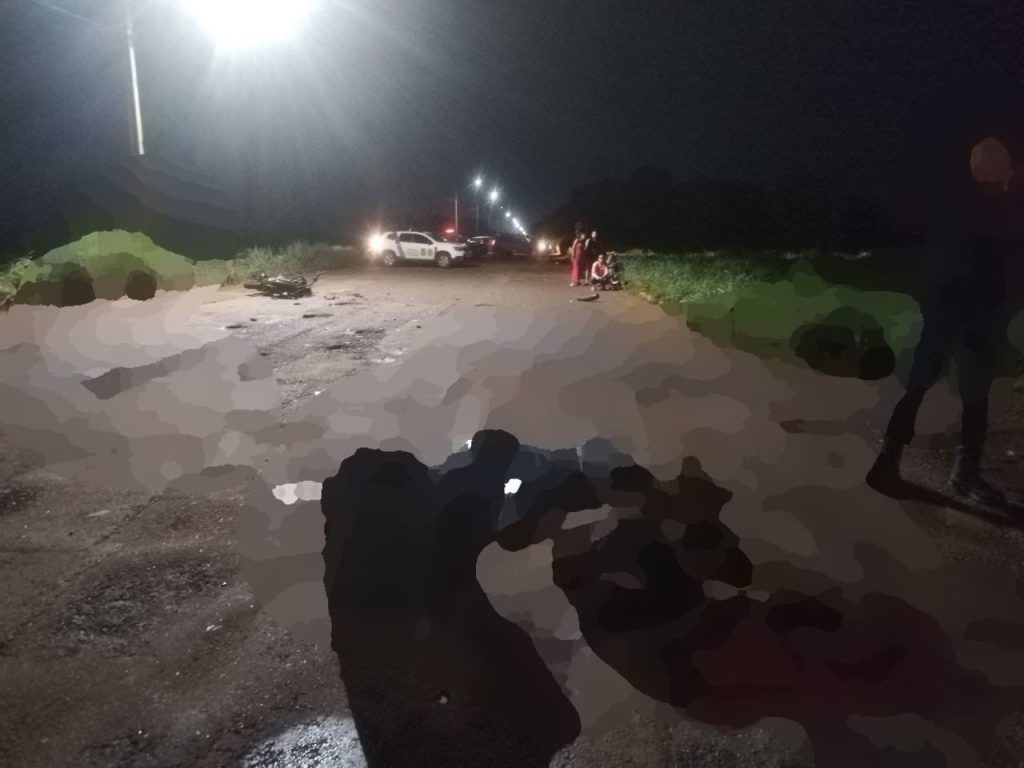 Batida entre motos deixa dois jovens mortos na Avenida Teotônio Segurado