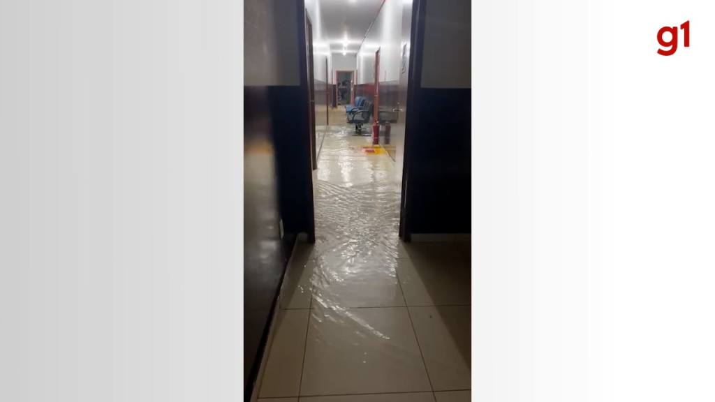 Enxurrada derruba muro e invade delegacia durante forte chuva em Gurupi