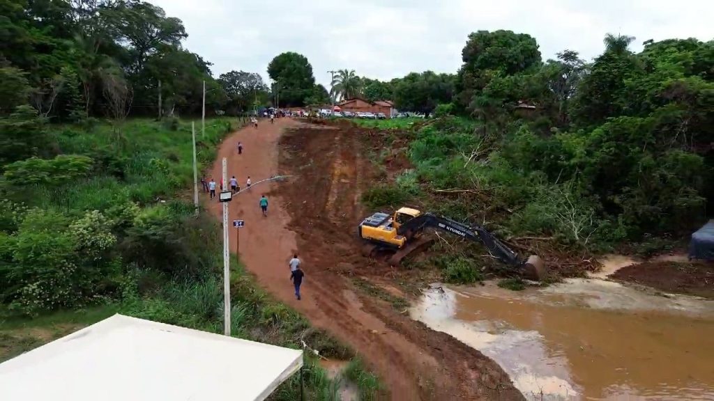 Acessos para balsas começam a ser construídos mais de 20 dias após queda de ponte; funcionamento segue sem prazo