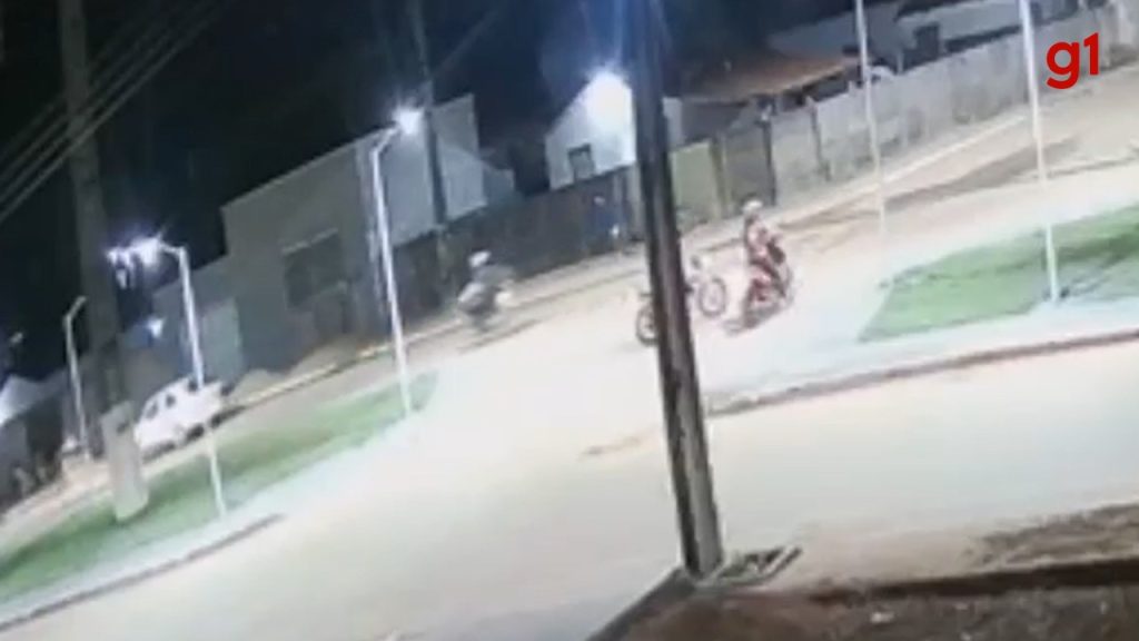 Mulher grávida é atropelada por carro enquanto andava de bicicleta em avenida