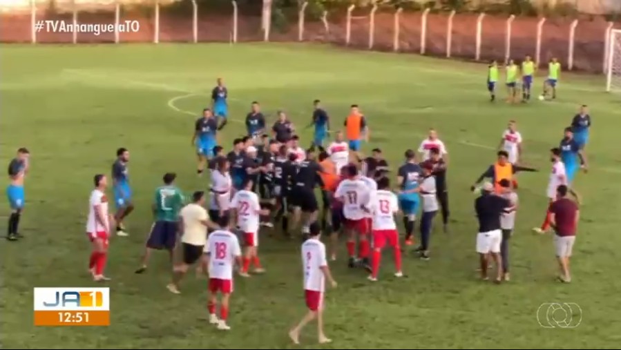 Jogo de futebol em campeonato amador tem briga generalizada entre torcedores e jogadores; VÍDEO