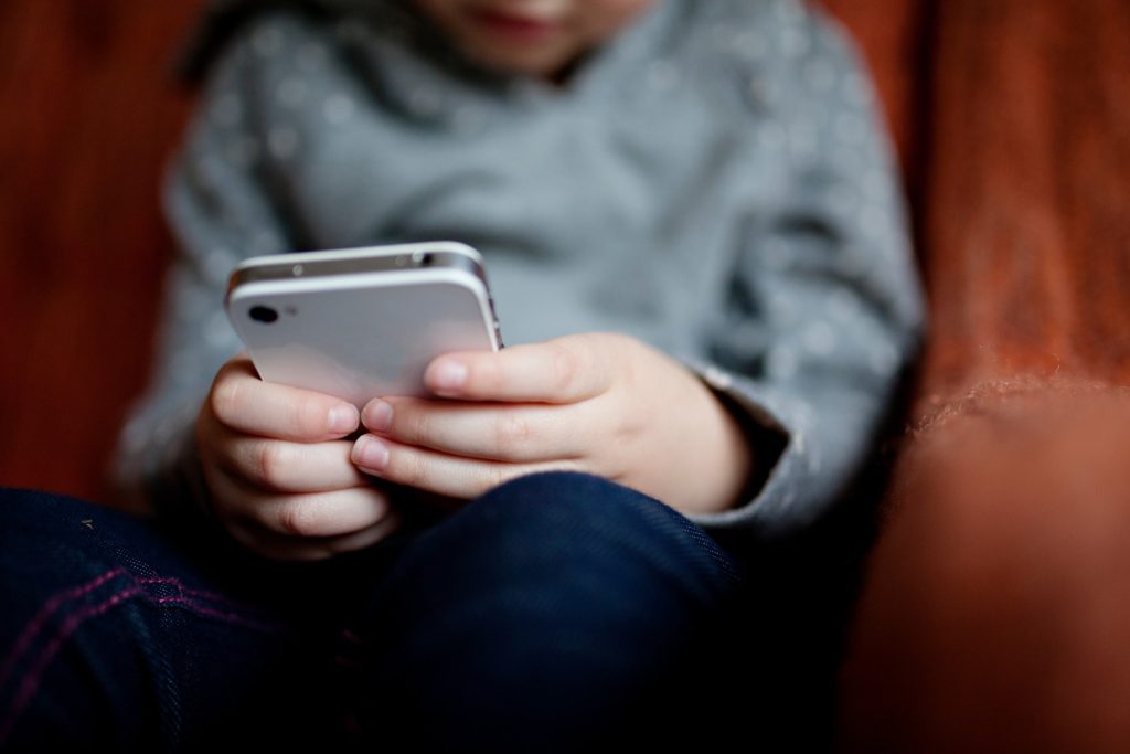 Desafio do desodorante: como proteger seu filho de trends perigosas na internet