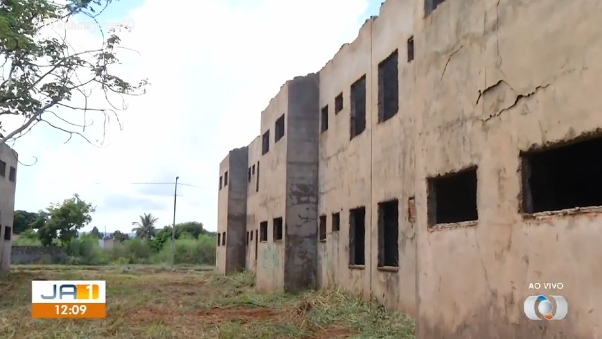 Prédios abandonados na região sul de Palmas deixam moradores com medo e frustrados: ‘300 sonhos jogados no lixo’