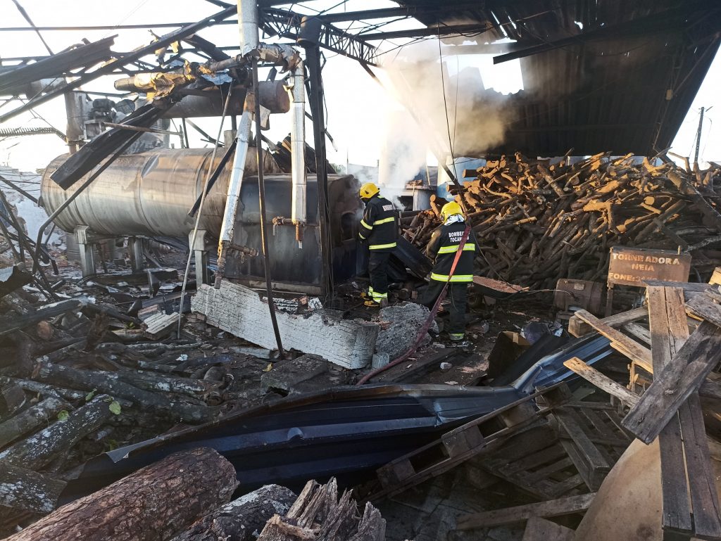 Explosão em caldeira de laticínio deixa mulher ferida, derruba parte de telhado e danifica caminhonete