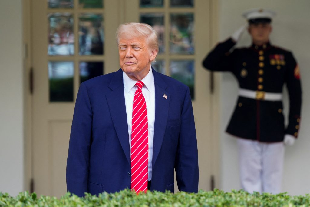 Trump ameaça Apple com taxa de 25% caso iPhones não sejam fabricados nos EUA