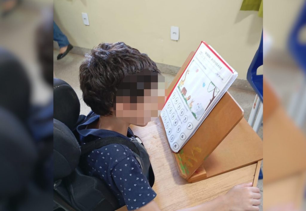 Menino que ficou sujo por mais de uma hora em escola tem paralisia cerebral causada por crise de convulsões quando bebê, diz mãe