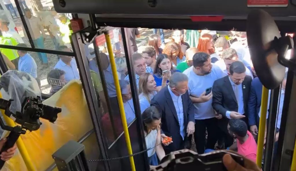 Mais de 150 ônibus 0 km são entregues e vão começar a rodar a partir de quarta-feira, diz prefeitura