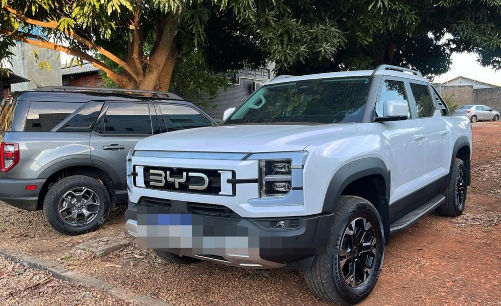 Polícia apreende carros de luxo e prende quatro pessoas suspeitas de desviar R$ 11 milhões de construtoras