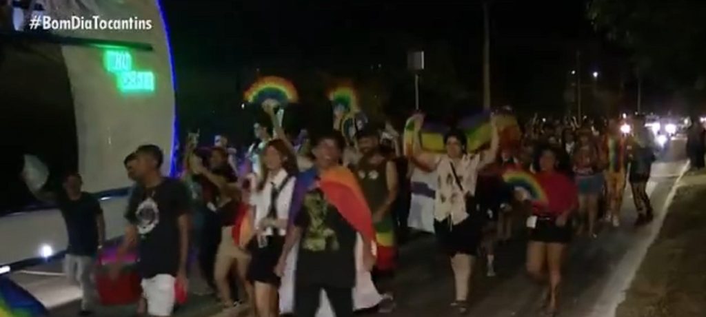 Parada do Orgulho LGBTIA+ leva mais de 2 mil pessoas às ruas para celebração e resistência: ‘Somos resilientes e fortes’