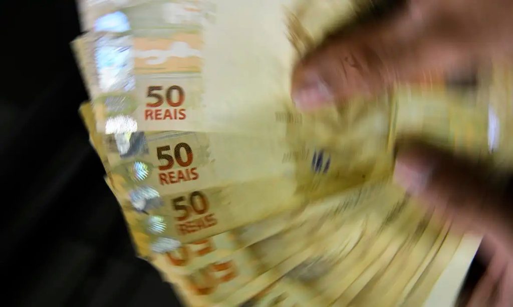Banco é condenado a pagar R$ 3 mil e devolver dinheiro retido de cliente após encerramento de conta