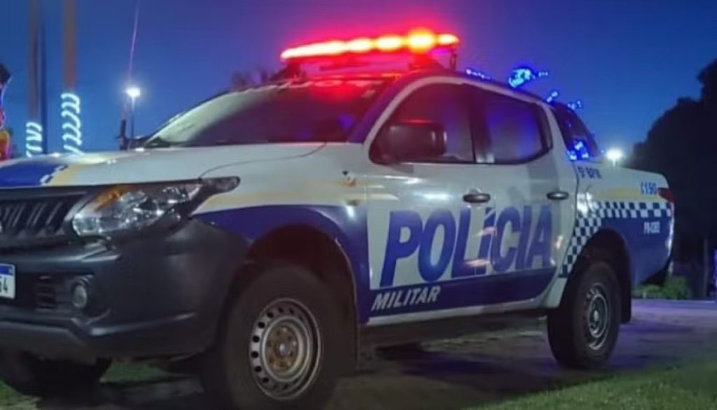 Homem é assassinado pelo vizinho com golpes de facão e barra de ferro após briga, diz PM