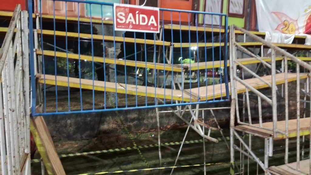 Vídeo mostra desabamento de arquibancada que deixou 11 feridos durante festa junina