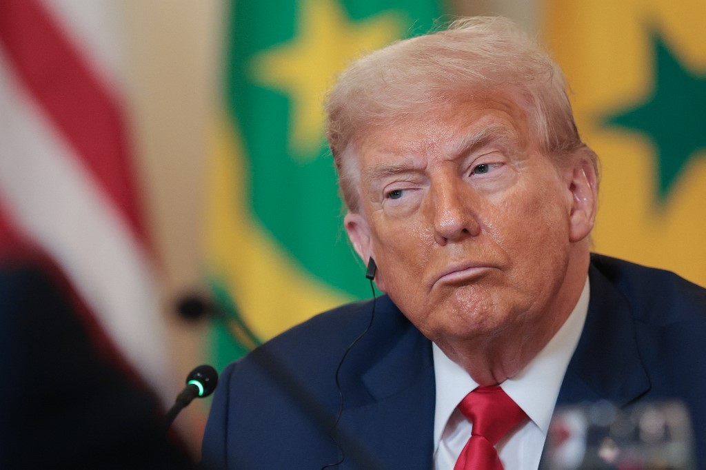 Brasileiros ‘invadem’ perfil de Trump e dominam comentários: ‘Deixe o Brasil em paz’