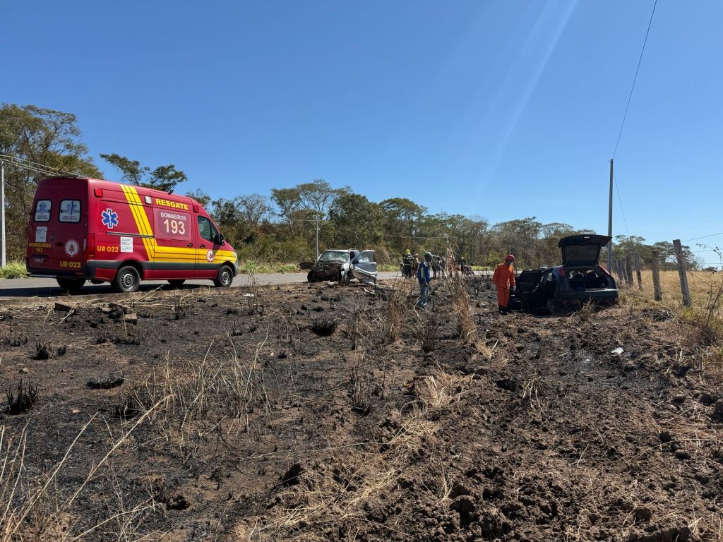 Batida de frente entre carros deixa uma mulher morta na TO-010