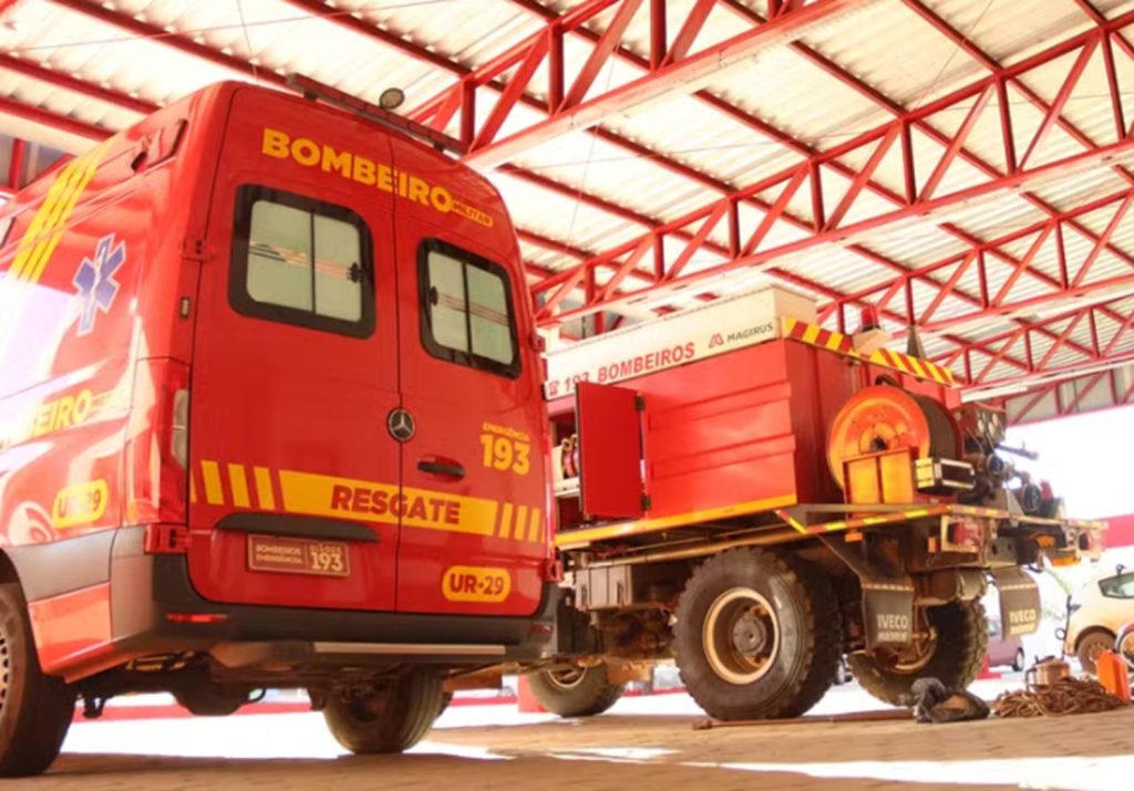 Homem sofre descarga elétrica em cima da gaiola de carreta boiadeira carregada de bezerros