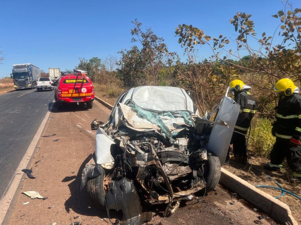 Acidente entre carro e caminhão deixa um morto na BR-153