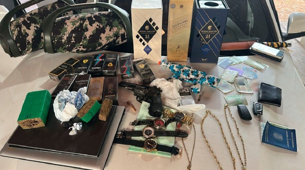 Cinco pessoas são presas durante operação de combate ao golpe do falso Pix e polícia apreende carro de luxo