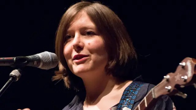 O ‘álbum novo’ de cantora folk que nem ela conhecia – criado com inteligência artificial