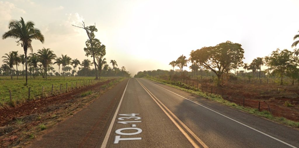 Homem morre atropelado por carro enquanto empurrava moto em rodovia