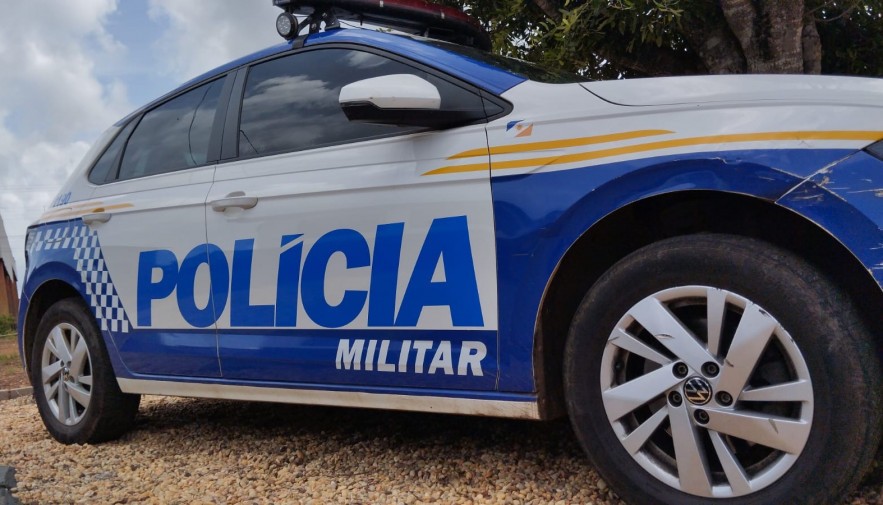 Drogas são encontradas em árvores perto de escola durante abordagem policial