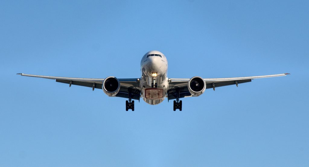 Companhia aérea pode colocar passageiro em quarto com estranhos? Entenda as regras e direitos após voo cancelado