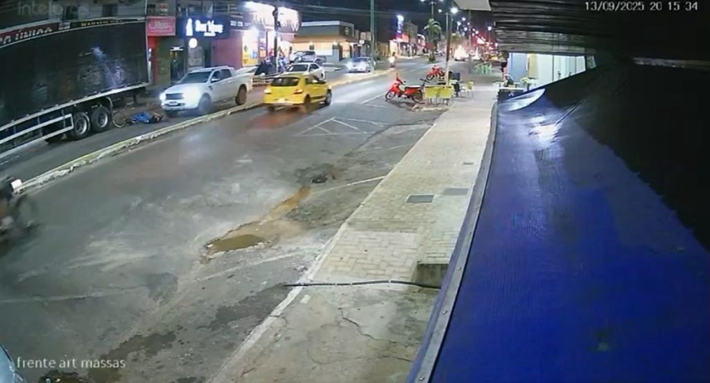 Idoso morre atropelado por caminhonete após perder o controle de bicicleta