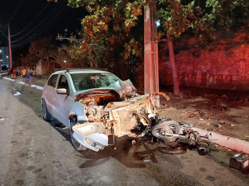Batida entre carro e moto deixa dois mortos e um ferido em avenida de Palmas
