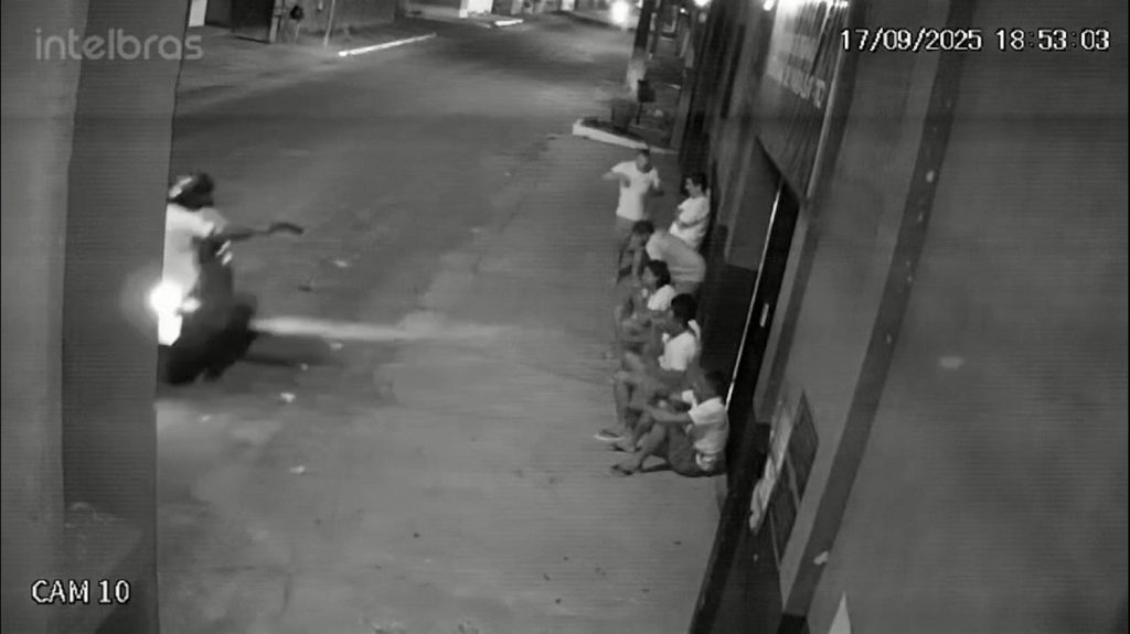 Vídeo mostra momento em que atiradores abrem fogo contra detentos na porta de presídio no Tocantins