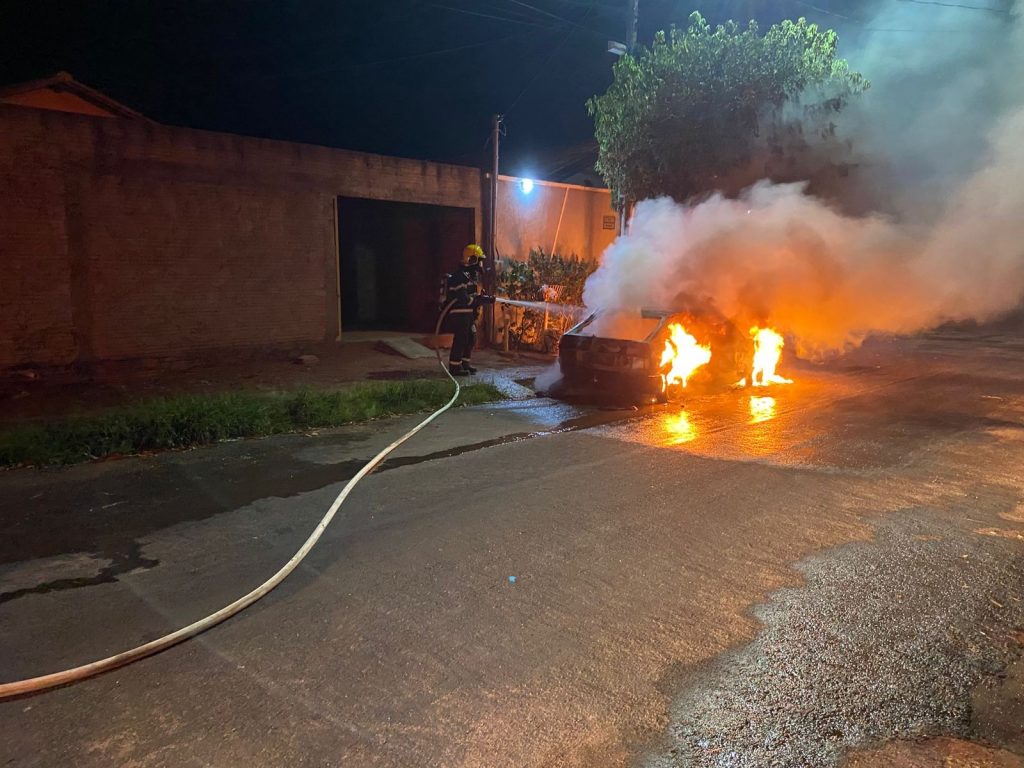 VÍDEO: Homem tem carro incendiado após ajudar mulher a fazer mudança e receber ameaças do ex dela