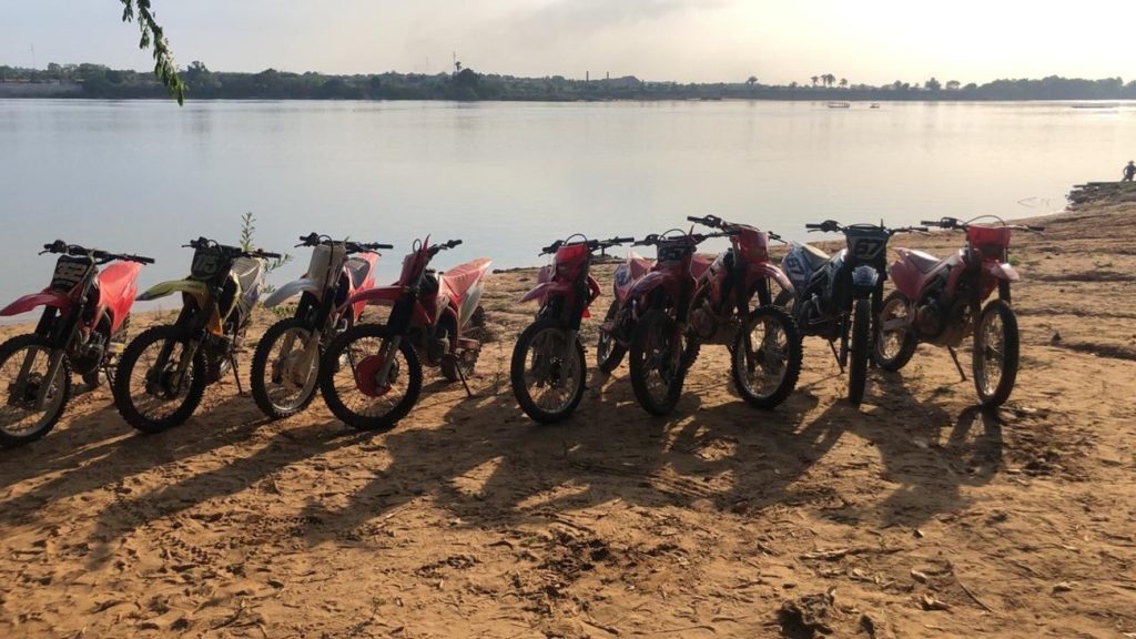 Motos e equipamentos são retirados do rio após embarcação naufragar e deixar dois jovens mortos
