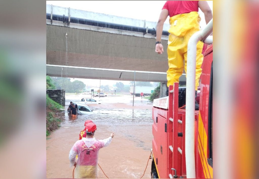 Resgate, acidente e alagamentos: chuva forte causa transtornos em Palmas e Gurupi