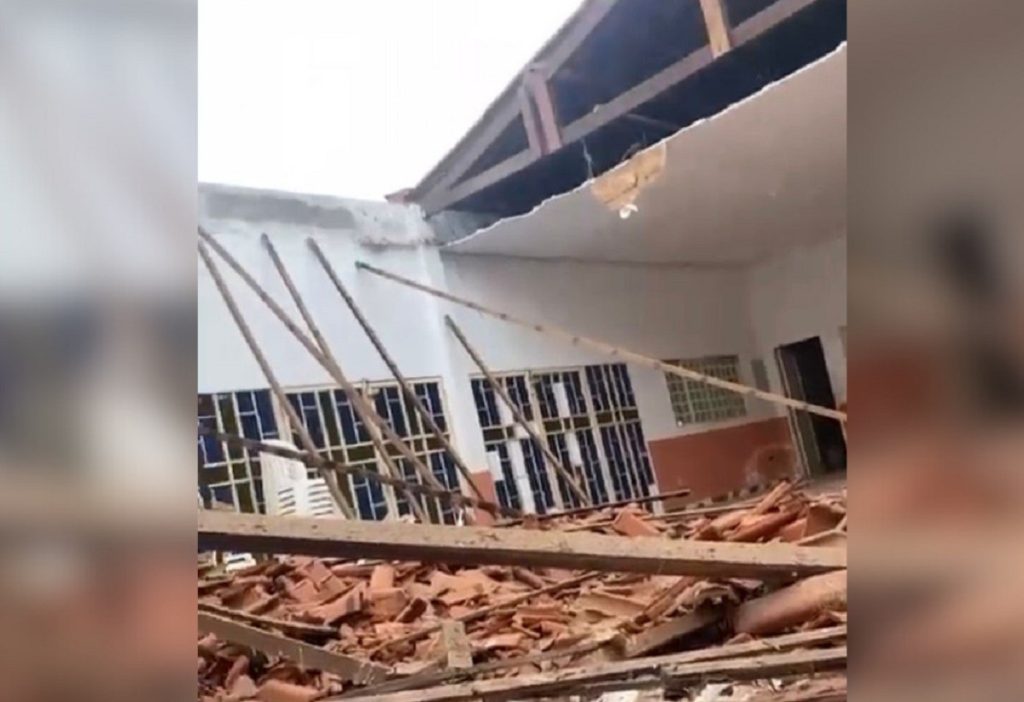 Teto de espaço anexo à igreja desaba durante tempestade no Tocantins; VÍDEO