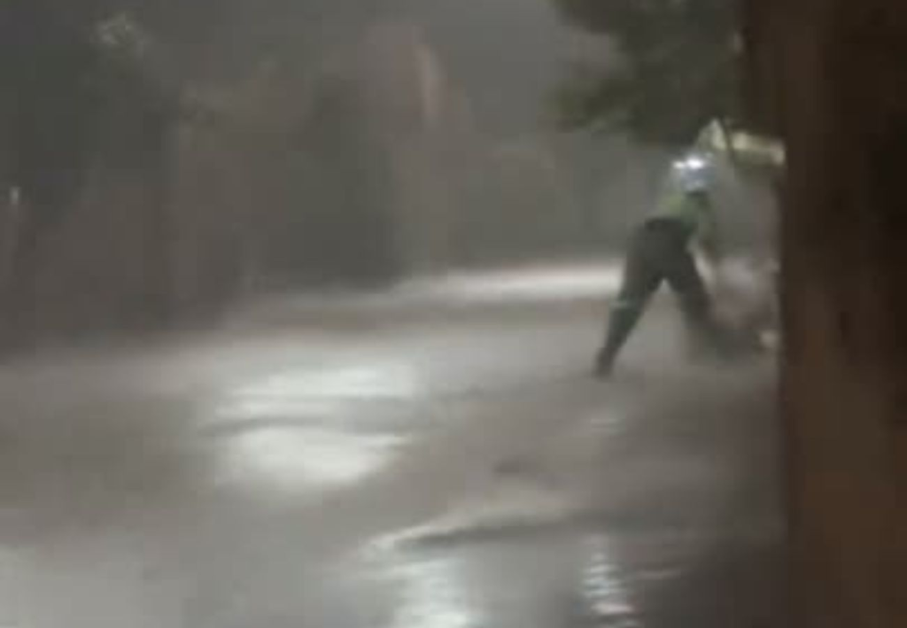 Vídeo de gari trabalhando debaixo de chuva forte no TO causa comoção nas redes sociais