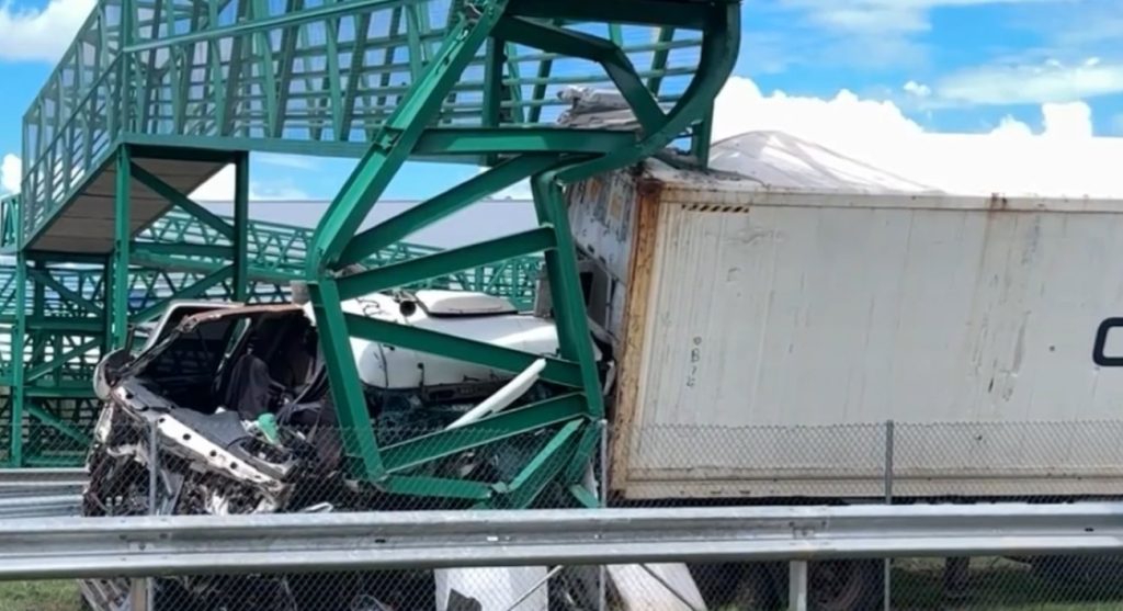 Trecho da BR-153 em Gurupi segue com desvio após caminhão atingir passarela de pedestres