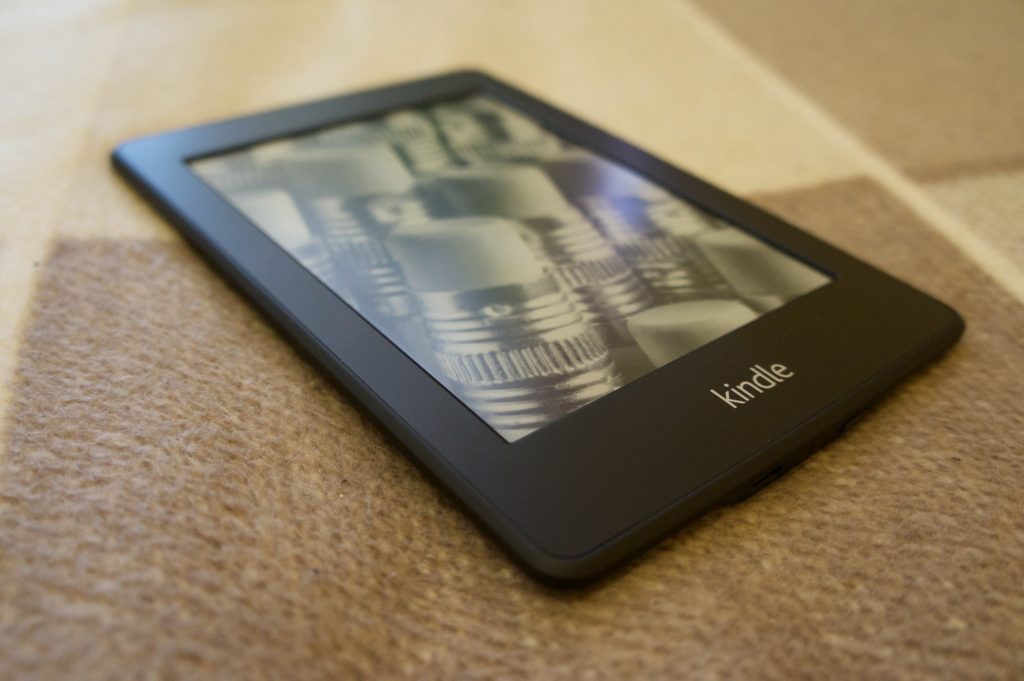 ‘É uma completa traição’: Amazon encerra suporte a Kindles antigos e revolta usuários fiéis