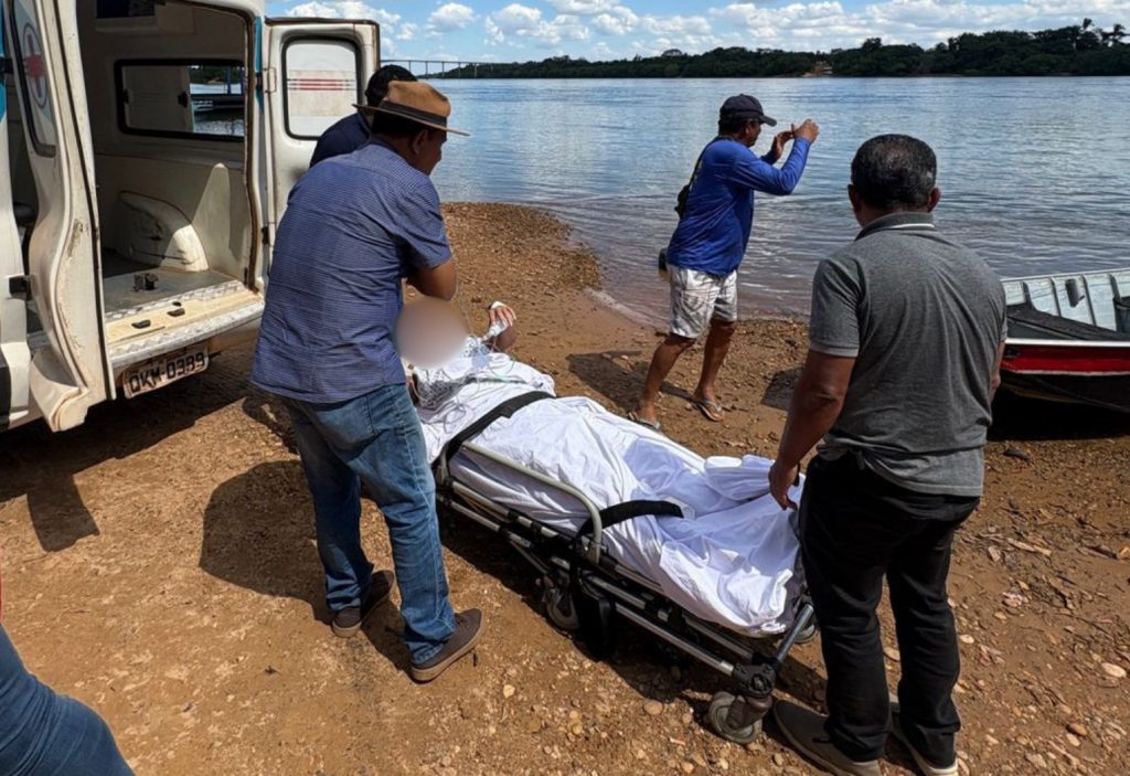 Paciente é transportado de maca em barco após interdição de ponte no Rio Tocantins; VÍDEO