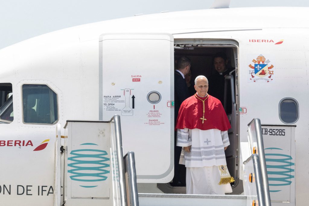 Papa Leão XIV chega a Barcelona para abençoar nova torre da Sagrada Família