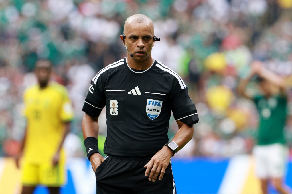 Copa do Mundo 2026: árbitro brasileiro rende memes ao expulsar três e anunciar decisão em inglês