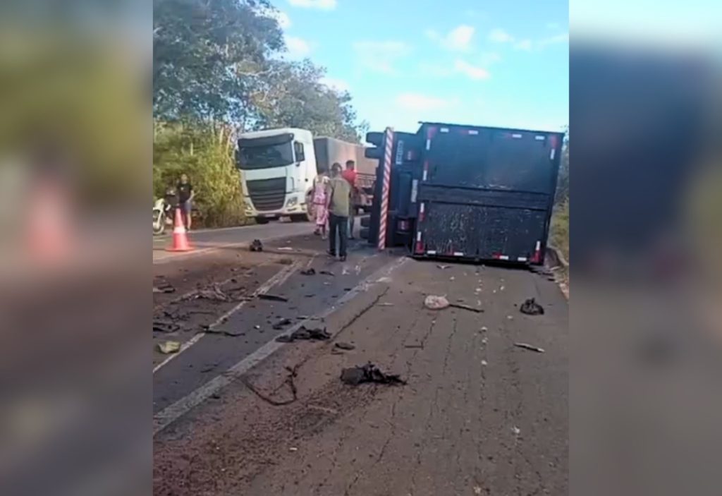 Motorista de 74 anos morre em acidente entre caminhonete e caminhão na BR-153