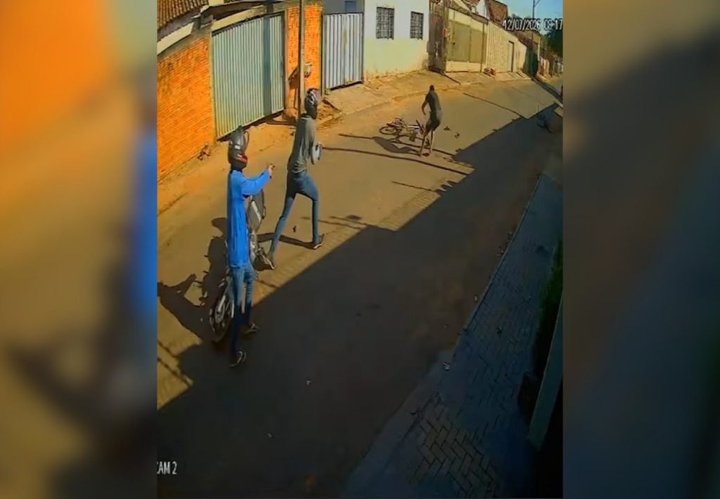 Homem de 28 anos é morto a tiros por dupla em moto em Guaraí; vídeo mostra ataque