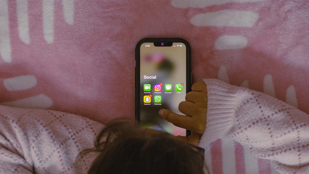 Reino Unido planeja ‘toque de recolher digital’ para tirar jovens das redes sociais durante a madrugada