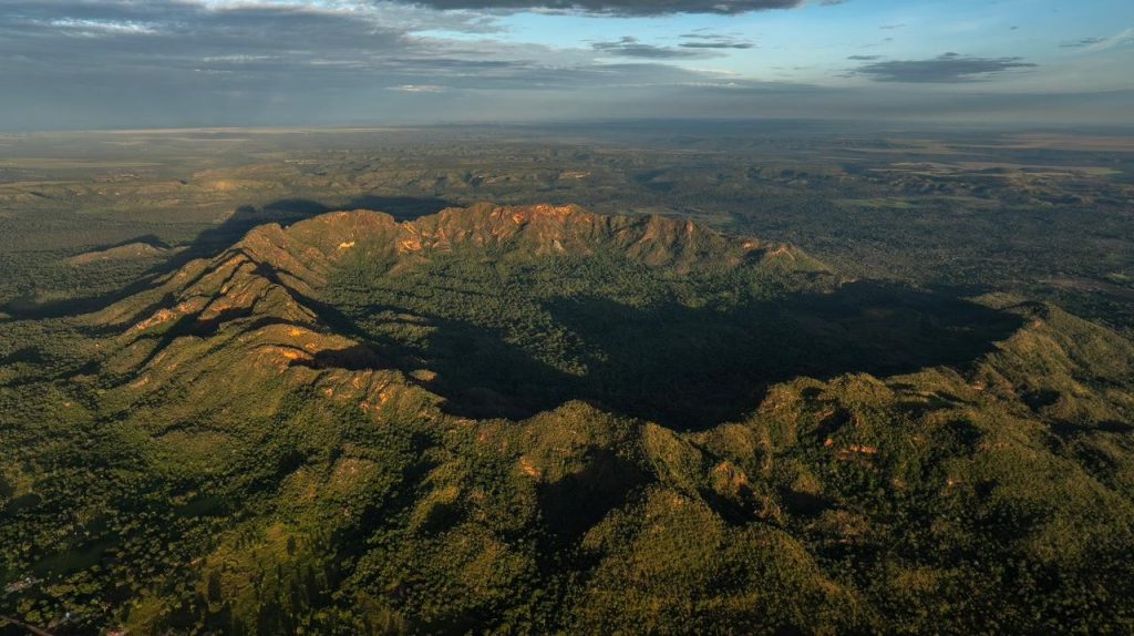 Meteorito que criou uma das maiores crateras do Brasil nem chegou a tocar o solo, explica geólogo