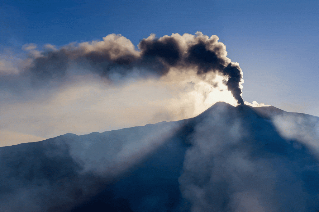 Erupção do Etna atrai multidão de turistas na Itália; veja FOTOS e VÍDEO