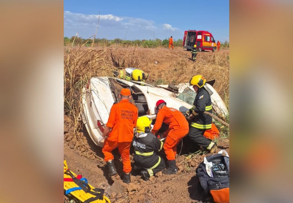 Duas pessoas morrem e três ficam feridas após carro capotar na TO-455, em Porto Nacional