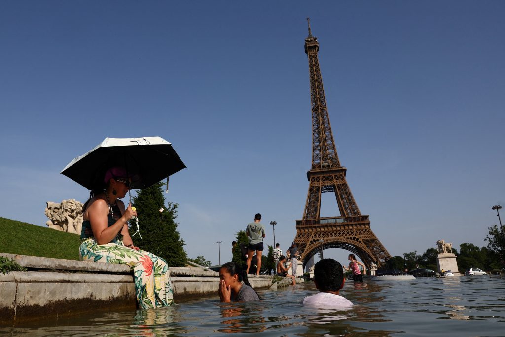 Paris investiga exclusão de funcionárias durante visita de grupo hindu à Torre Eiffel; entenda