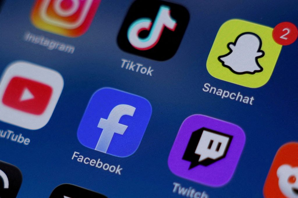 Califórnia exige protocolo de crise para IAs e proíbe recursos viciantes para menores em redes sociais