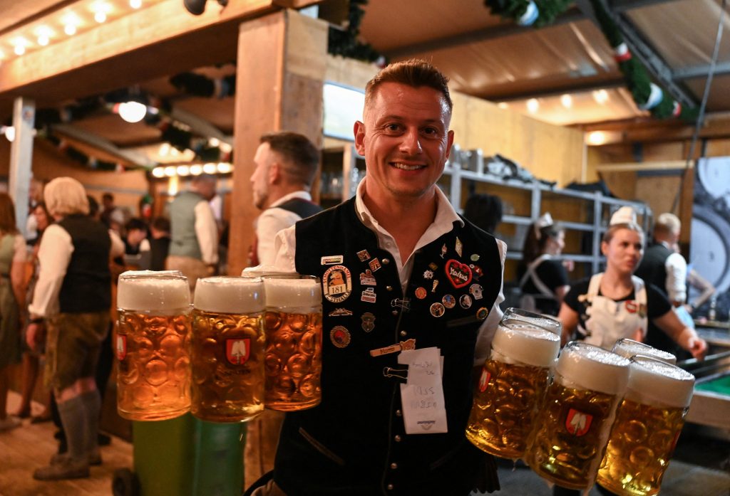 Munique abre Oktoberfest com muito sol, cerveja e IA antiaglomeração