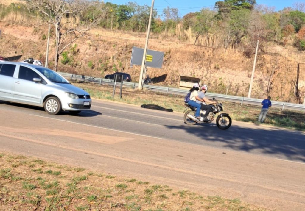 Motociclista morre em acidente entre moto e carro na BR-010, em Palmas